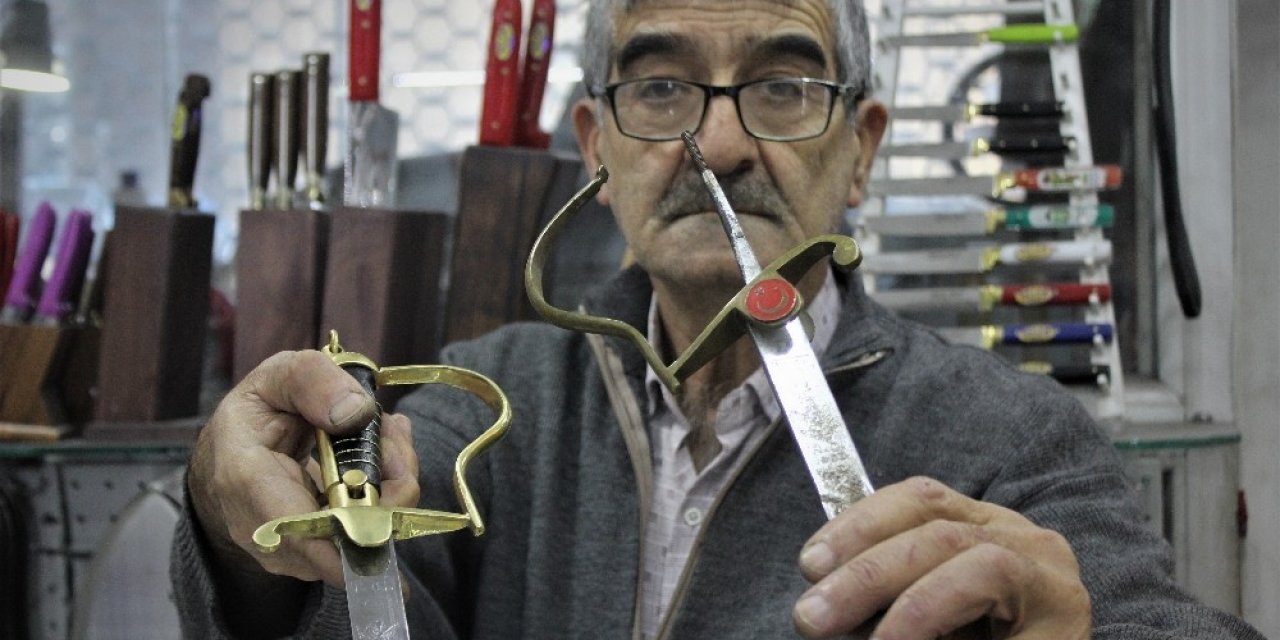 Tarihî Kılıçlar Bursalı Ustanın Elinde İlk Günkü İhtişamına Kavuşuyor