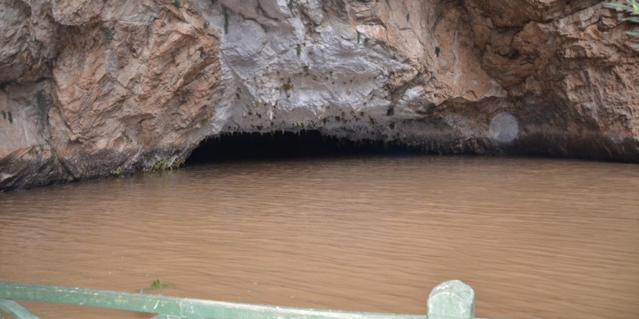 Sel Suları Dünyaca Ünlü Altınbeşik Mağarasının Girişini Kapattı