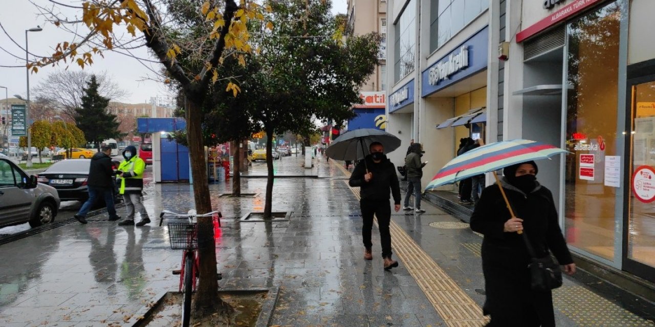 Sakarya Güne Yağmurla Başladı