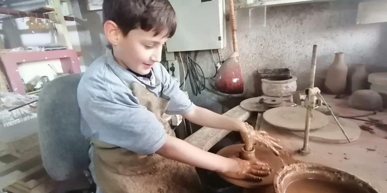 Uzak Eğitimden Boş Kalan Zamanlarında Çömlek Yapıyor
