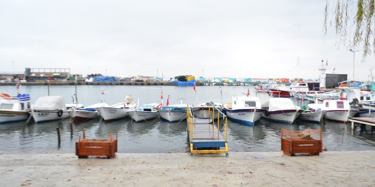 Balıkçılara Fırtına Engeli: 3 Gündür Çıkamıyorlar