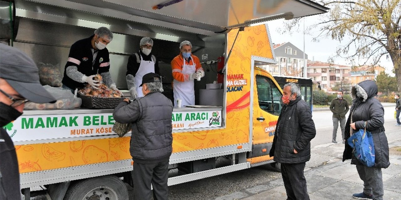 Çorba Dağıtırken Söylediği Şarkılarla Vatandaşın Gözdesi Oldu
