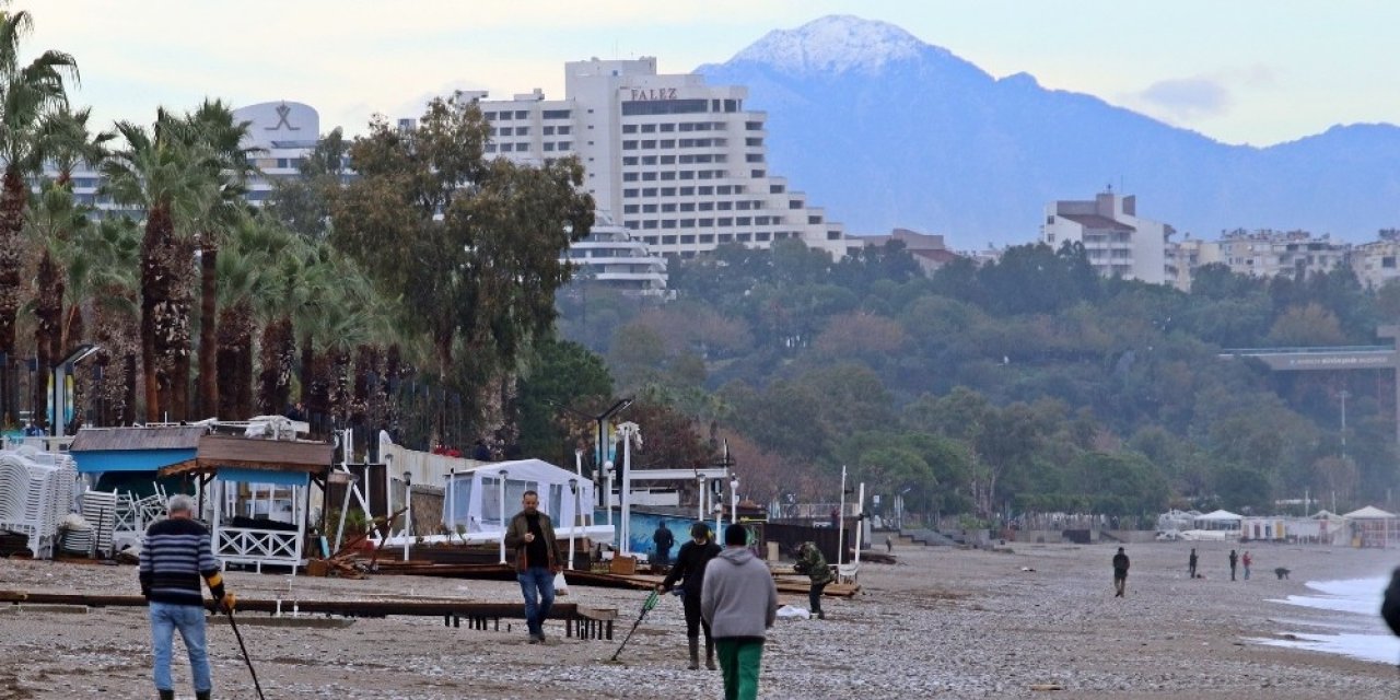 Sağanak Sonrası Dünyaca Ünlü Sahil Define Avcısıyla Doldu
