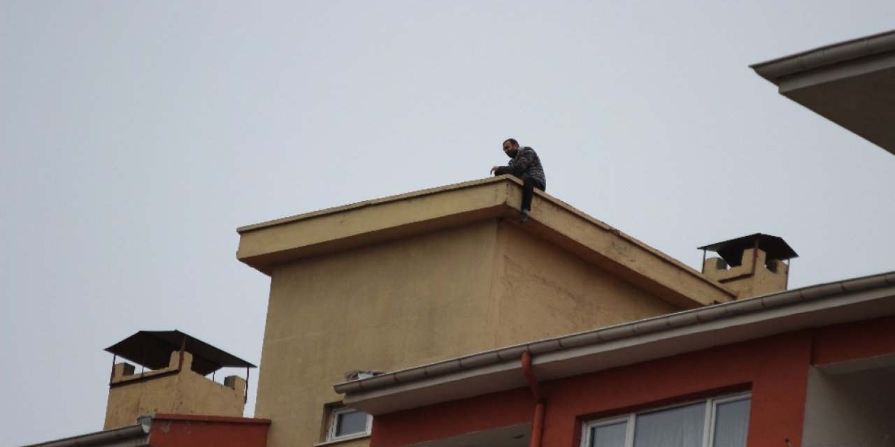 Kendisini Çatıdan Atmak İsteyen Şahsı Polis İkna Etti
