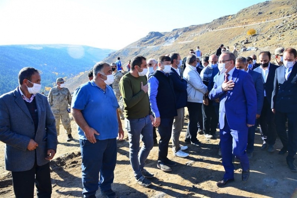 Vali Öner, bayrağın göklere çekilmesinin ardından Kinzi Kalesi’ni gezdi
