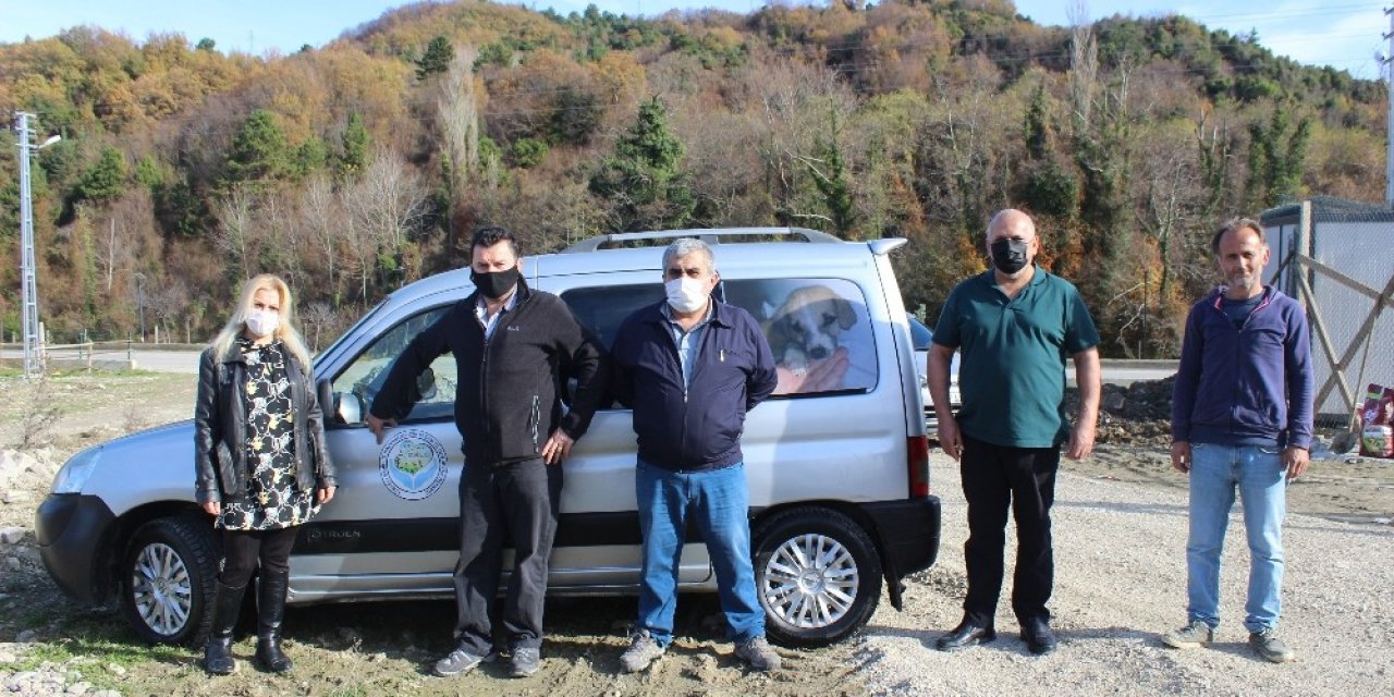 Gurbetçilerden Derneğe Araç Hibesi