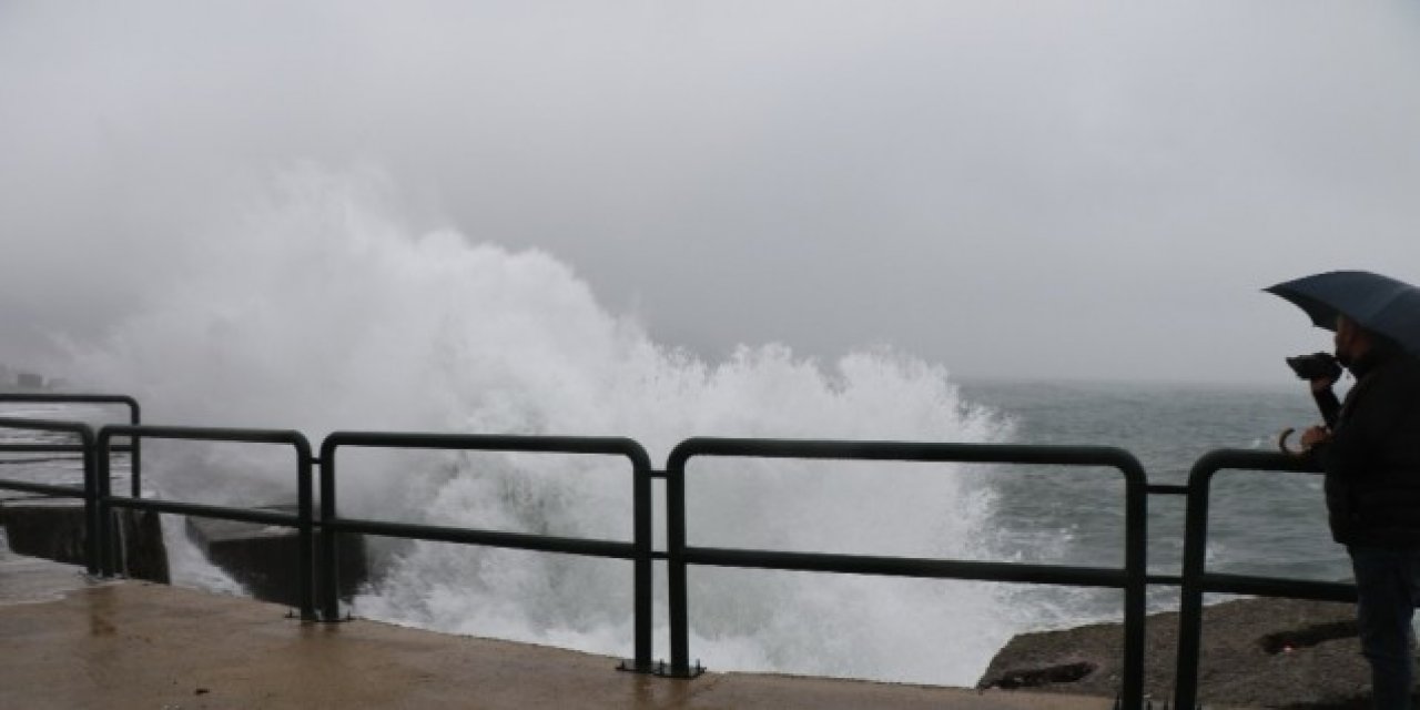 Limandaki Dalgalar 7 Metrelik Duvarın Boyunu Aştı