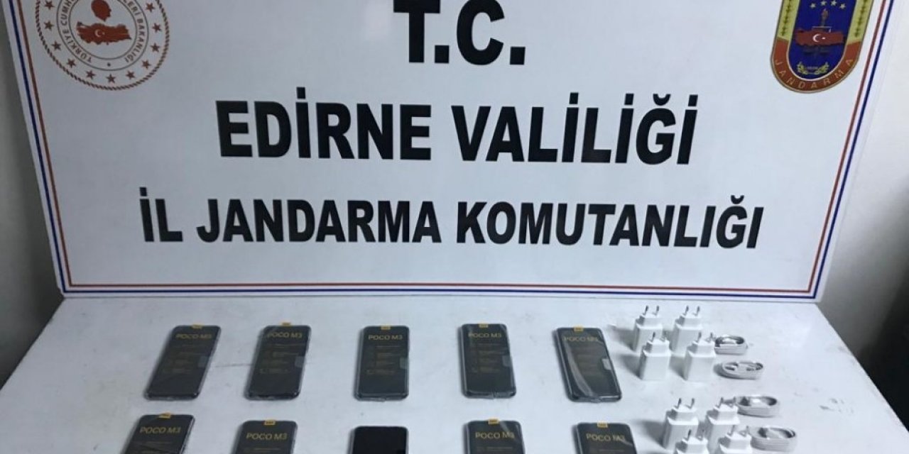 Edirne’de 15 Bin Tl’lik Kaçak Cep Telefonu Ele Geçirildi