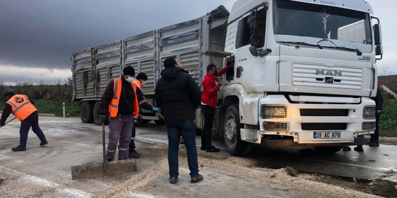 Kamyon Yoldan Çıktı, Kilometrelerce Kuyruk Oluştu