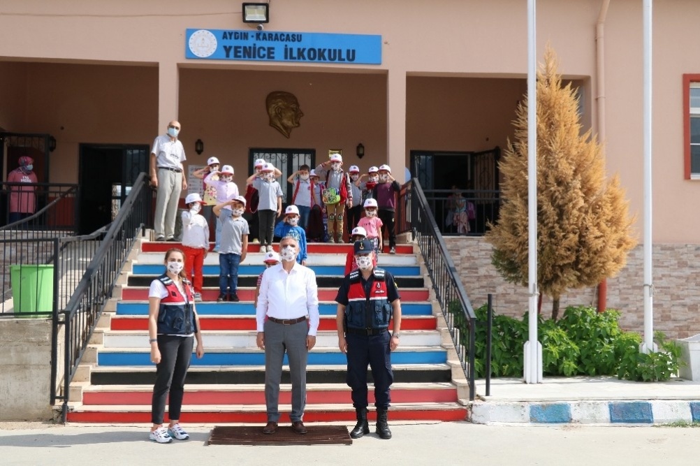 Aydın İl Jandarma Komutanlığına bağlı personeller Karacasu’da minik öğrencileri ziyaret ederek çeşitli hediyeler verdi