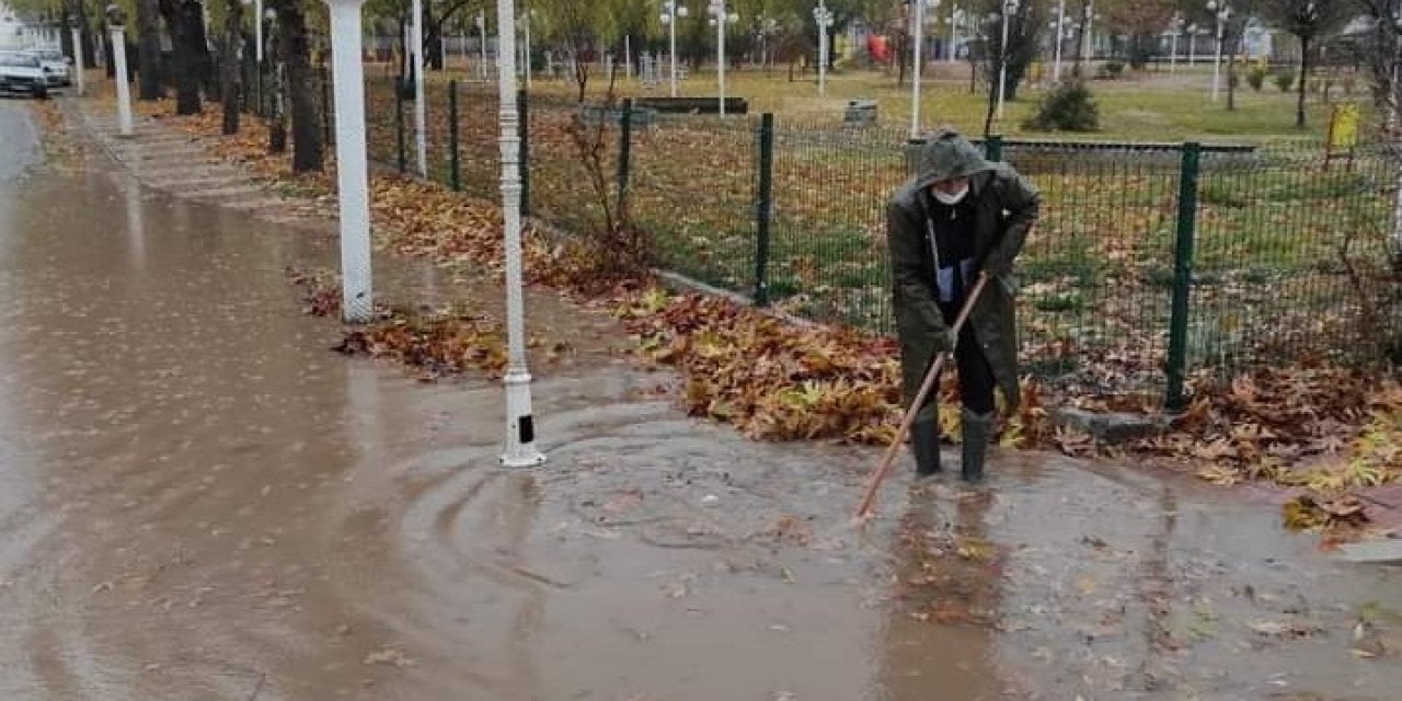 Belediye Ekipleri Mazgalları Temizliyor
