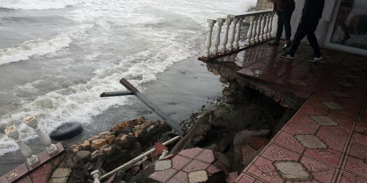 Karadeniz’de Oluşan Dalga, Turizm Tesisinin Duvarını Yıktı