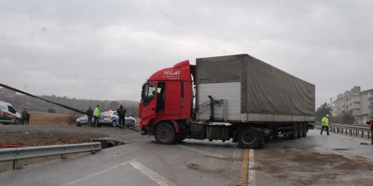 Tosya D-100’de Kontrolden Çıkan Tır Trafiği Kilitledi