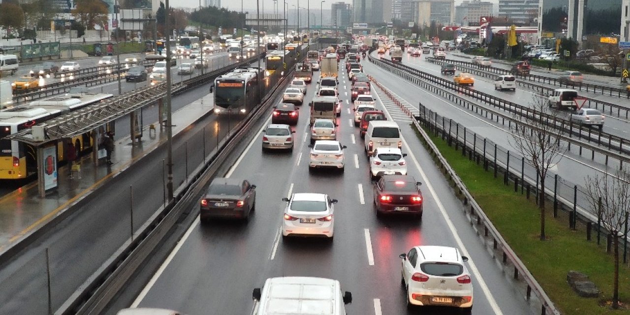İstanbul’da Yağmur Ve Mesai Sonrası Trafik Yoğunluğu
