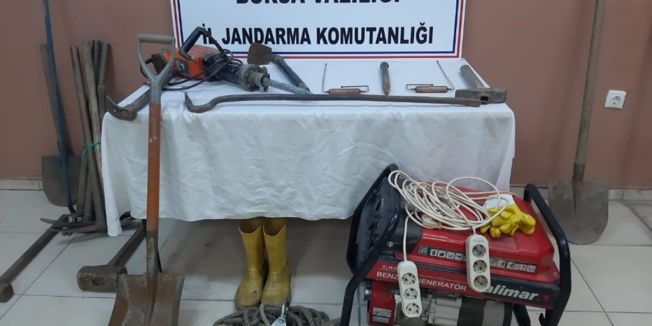 Bursa’da Define Avcıları Kazdıkları Kuyuda Yakalandı