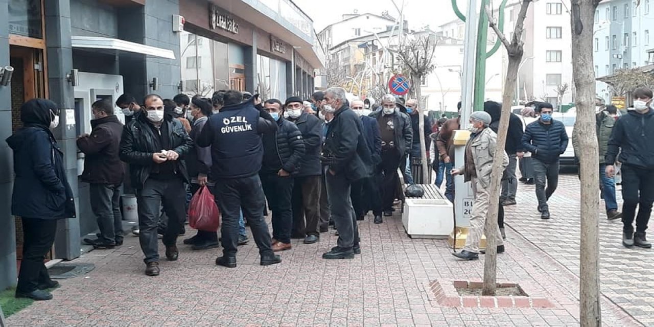 Kulp’ta Vatandaşlar Sosyal Mesafeyi Unuttu
