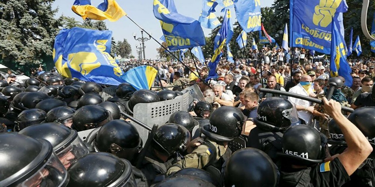 Şirketlerin yazar kasa kullanımını onaylanan yasa sonrası protestolar devam ediyor..! 40 polis yaralandı