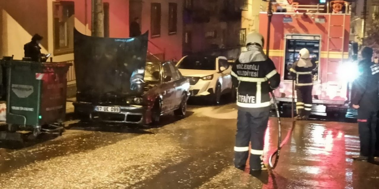 Park Halindeki Otomobilin Motor Bölümü Yandı