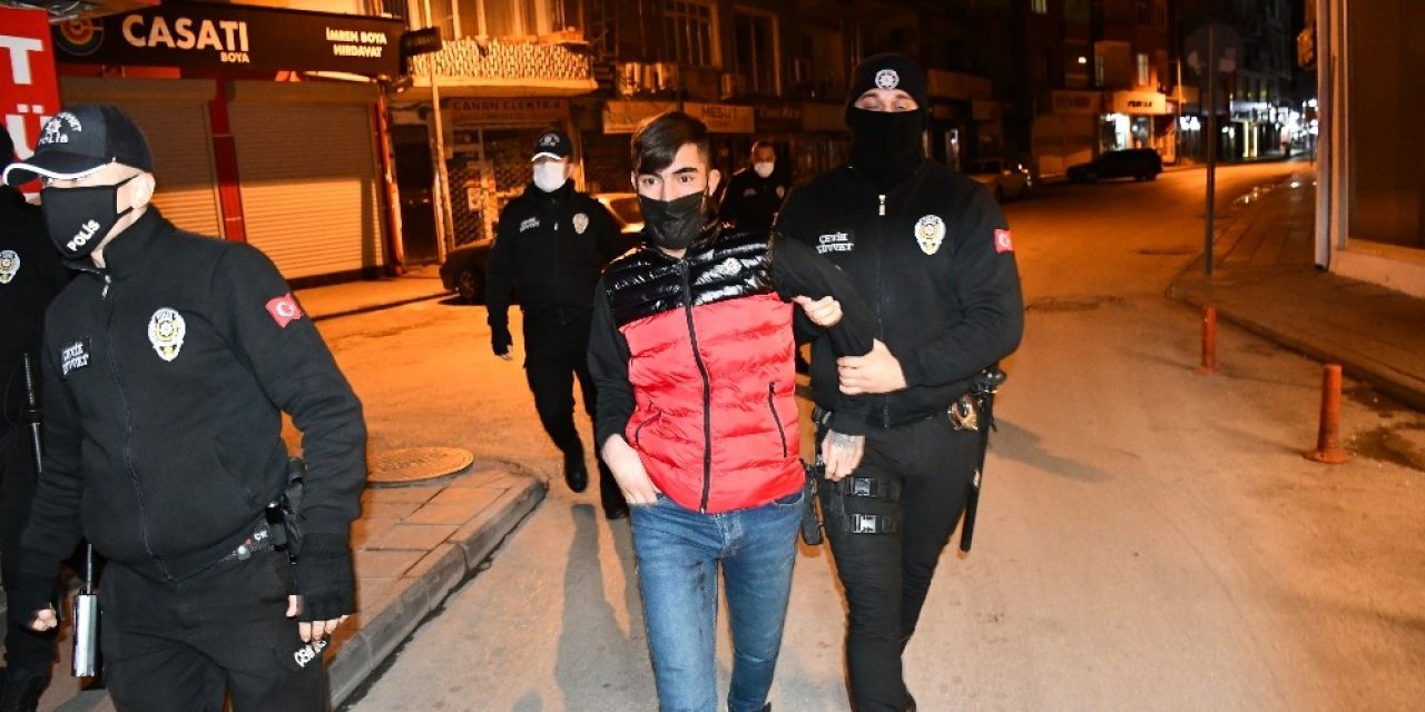 Kısıtlamaya Uymayan Genç Polise Yakanlandı, “zeki Müren De İzleyecek Mi?” Dedi