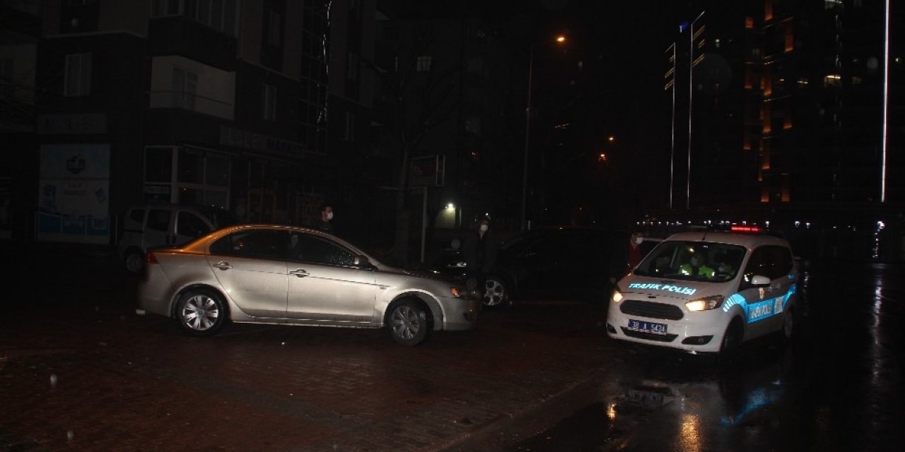 Direksiyon Hakimiyetini Kaybetti, Park Halindeki Araçlar Hasar Verdi: 1 Yaralı