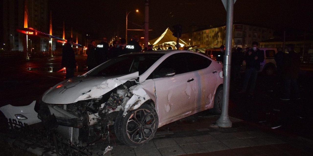 Malatya’da Polis Şüpheli Kovalamacası Kazayla Bitti: 1 Yaralı