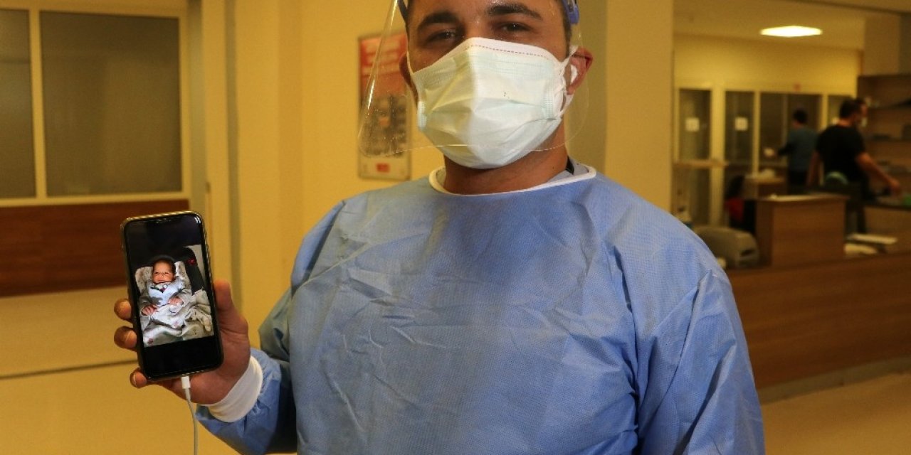 Doktor Baba 1 Aylık Evladına Dokunamamanın Üzüntüsünü Yaşıyor