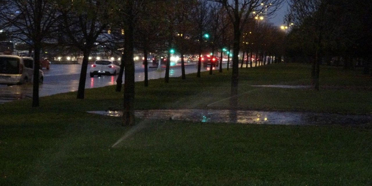 - Yağmurlu Havada İbb, Çimleri Suladı