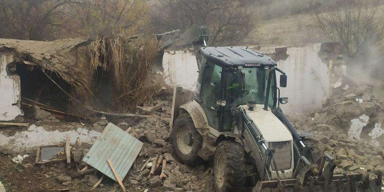 Depremden Etkilenen Tunceli’de Bin 486 Ağır Hasarlı Yapı Yıkılıyor