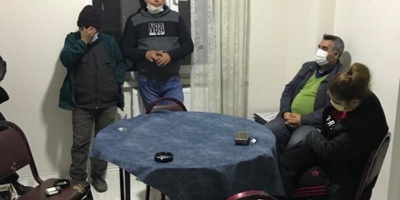 Polis Baskın Yapınca Kumar Oynadıkları Parayı Banyoya Sakladılar