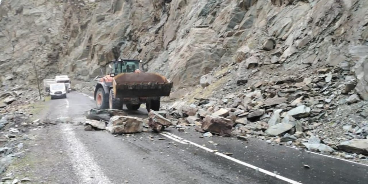 Şırnak’ta Heyelan: Kaya Parçalarının Düştüğü Yol Trafiğe Kapandı