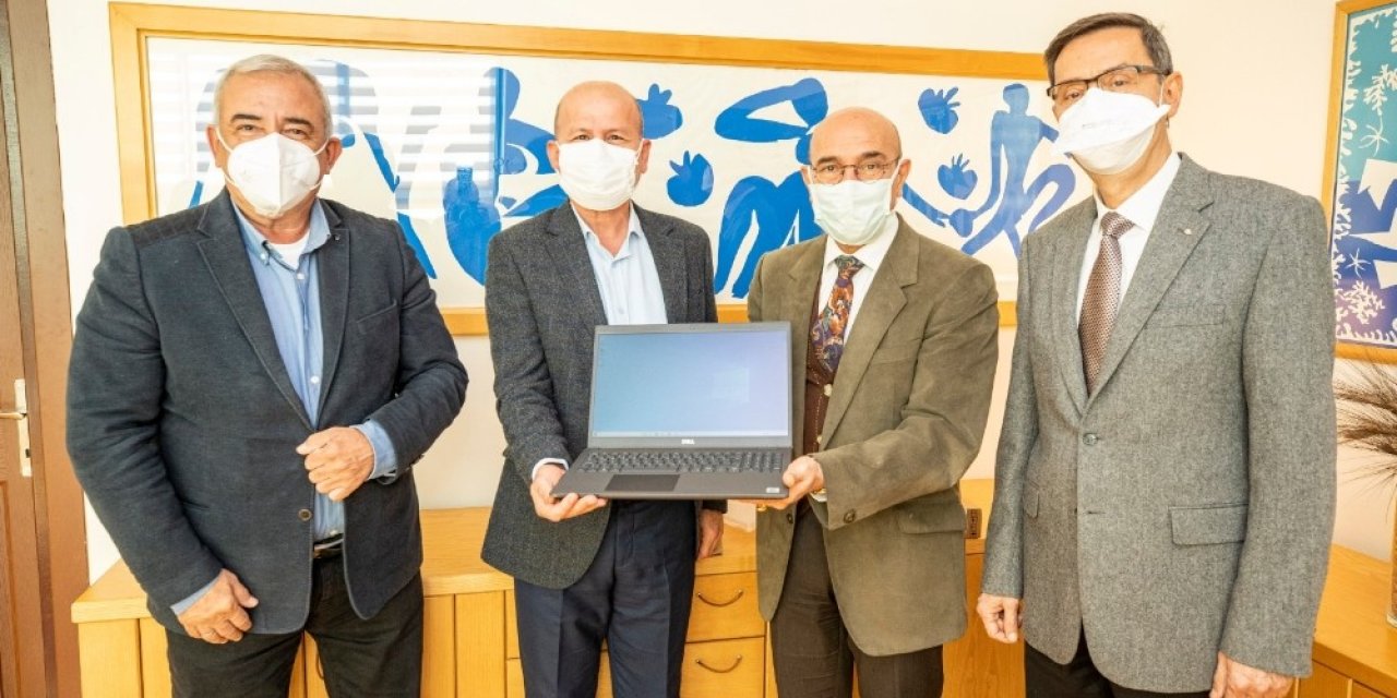 İzmir’deki Depremzede Öğrencilere Bilgisayar Bağışı