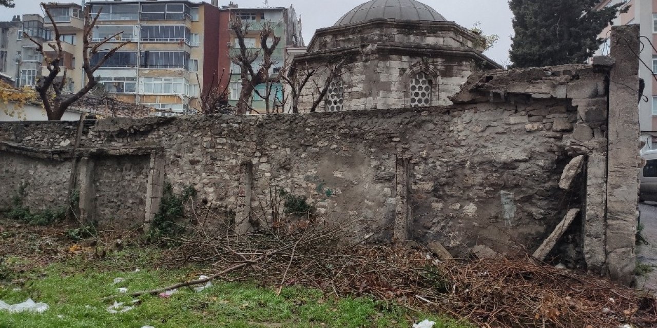 Iı. Beyazid’in Sütannesinin Türbesi Harabeye Döndü