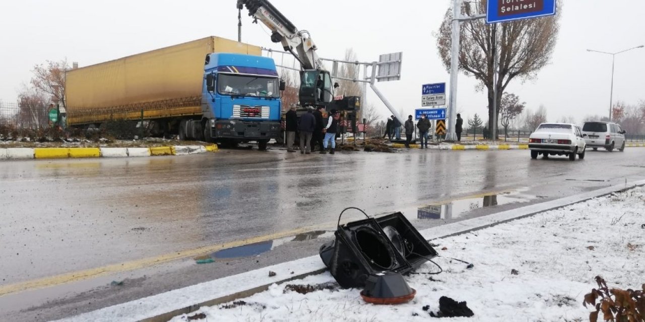 Yoldaki Buzlanma Trafik Kazasına Neden Oldu