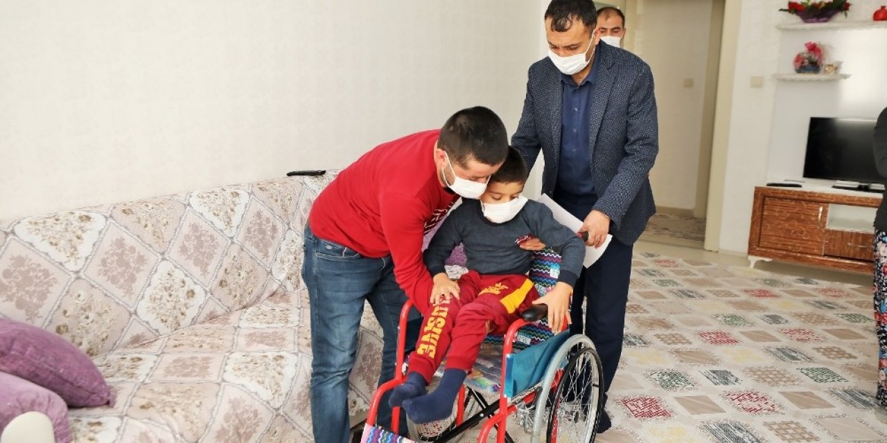 Minik Berat’a Tekerlekli Sandalye Sürprizi