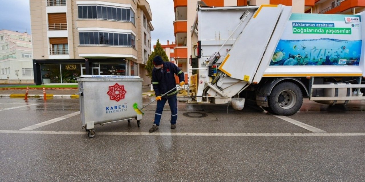 Karesi’de Çöp Konteynırları Düzenli Olarak Yıkanıp Dezenfekte Ediliyor