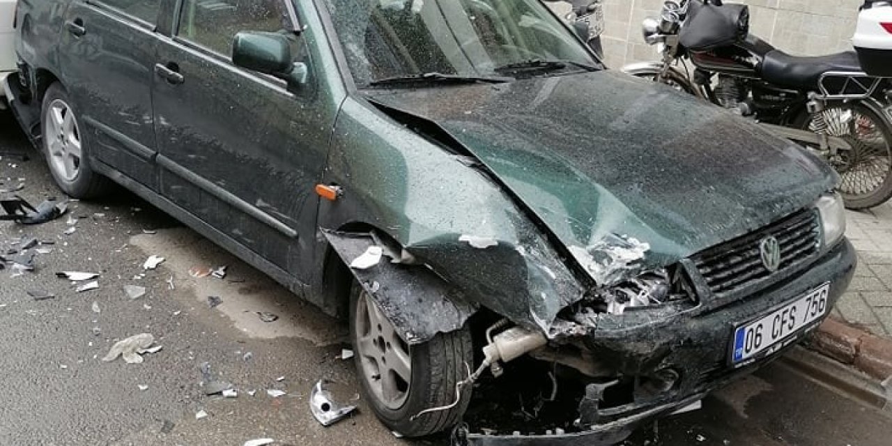 Park Halindeki Araca Çarpıp Kaçtı