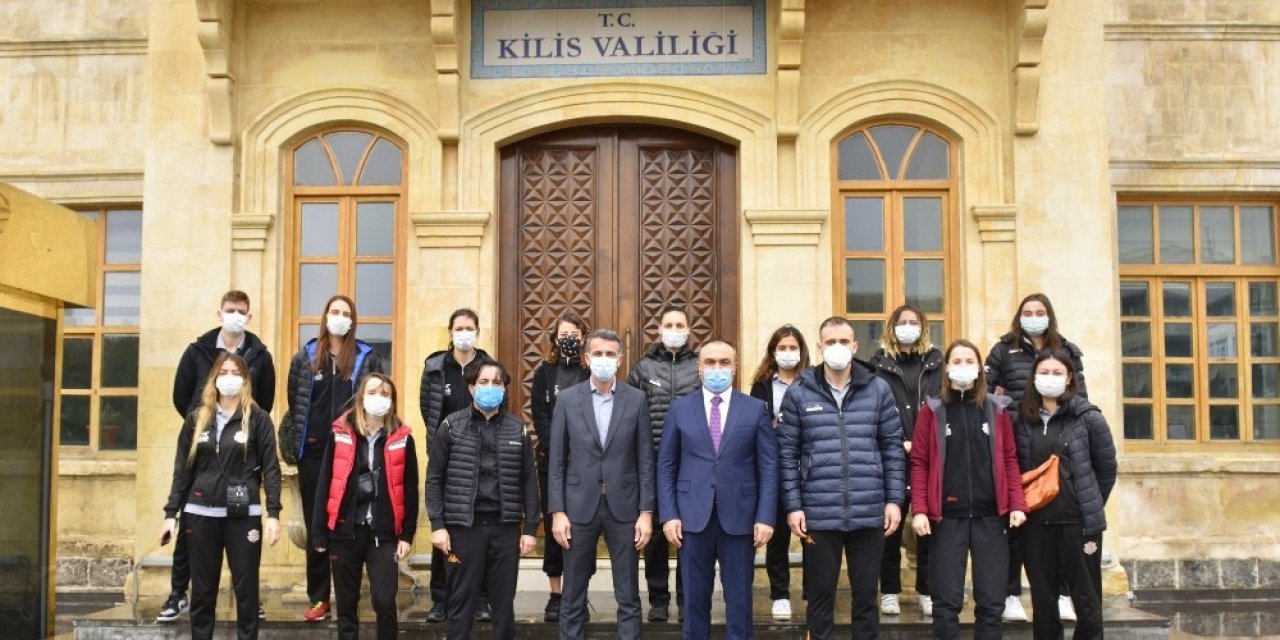 Sakaryalı Voleybol Takımında Vali Soytürk’e Ziyaret