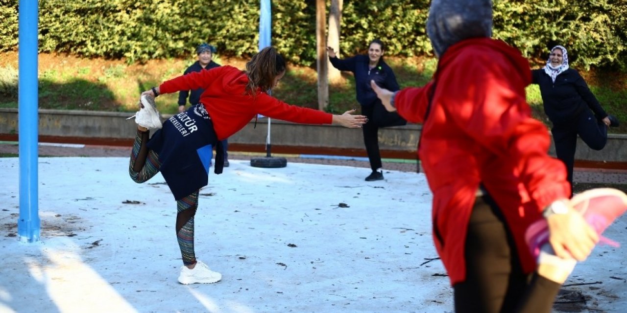 Aydınlılar Büyükşehirin Eğitmenleriyle Sabah Sporu Yapıyor