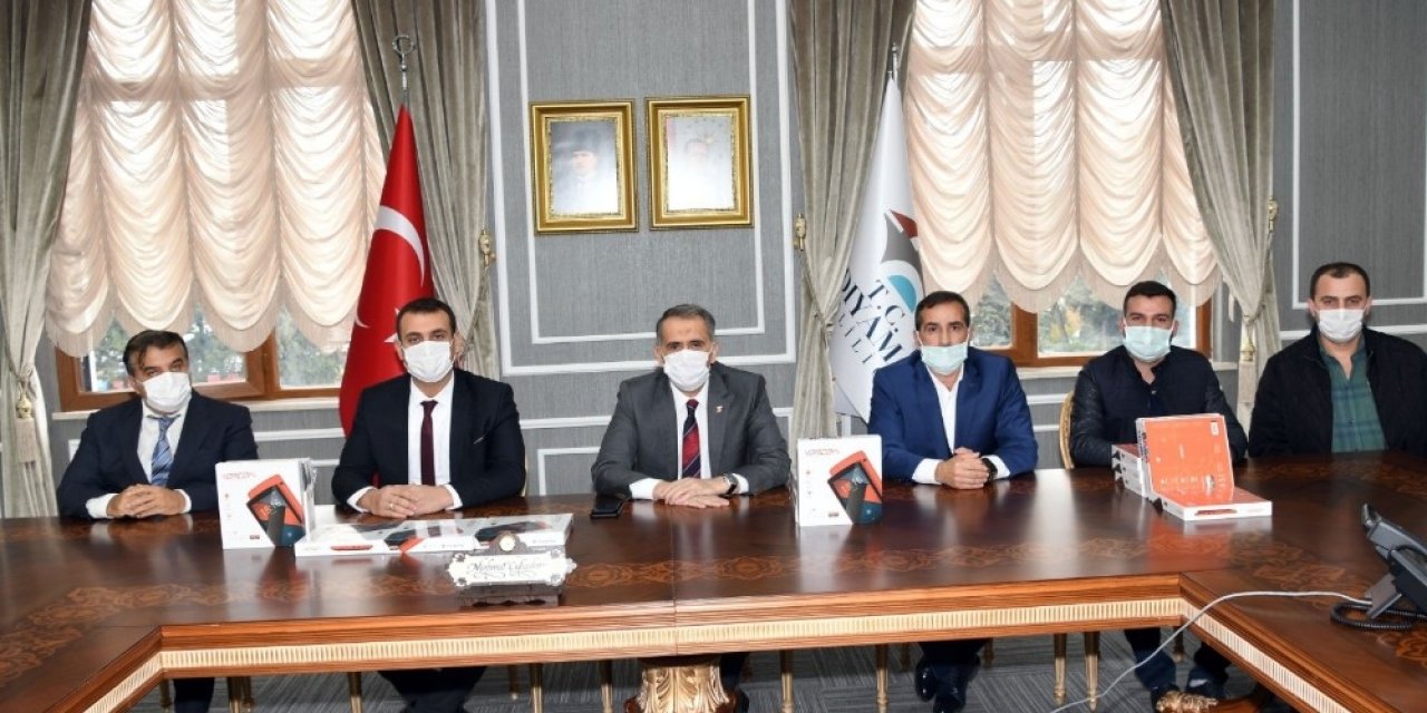 Hayırsever İş Adamından Gergerli Öğrencilere Tablet Desteği