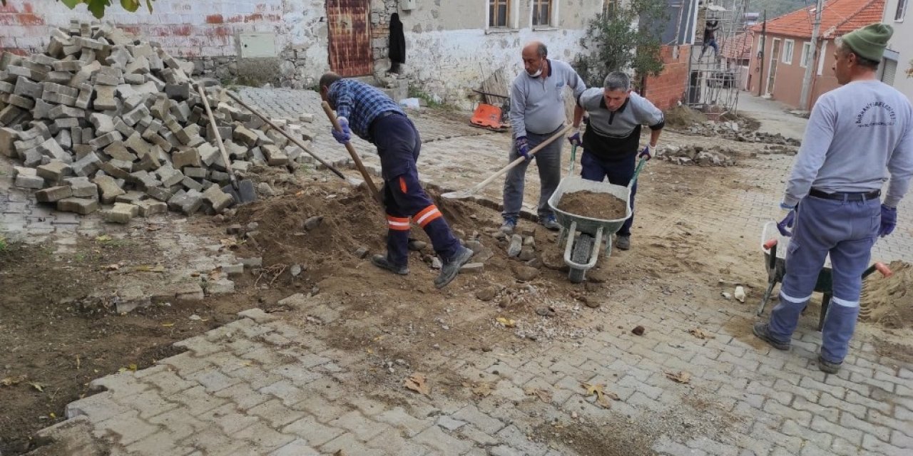 Burhaniye’de Kırsal Mahallede Sokaklar Yenileniyor