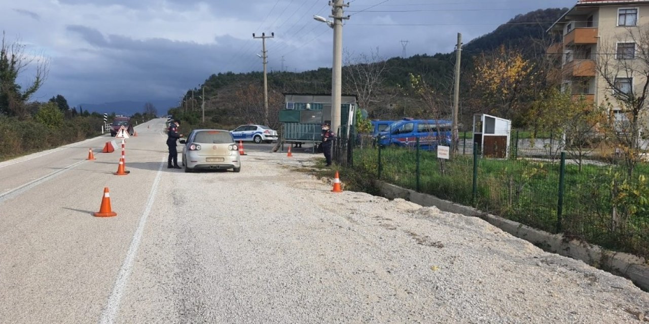 Cide’ye Dışarıdan Gelen Ziyaretçilere Yönelik Denetimler Sürüyor