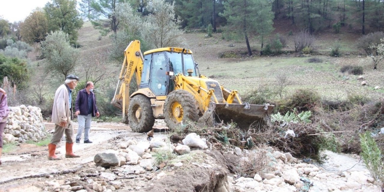 Kaş’ta Belediye Ekipleri Zarar Gören Bölgede