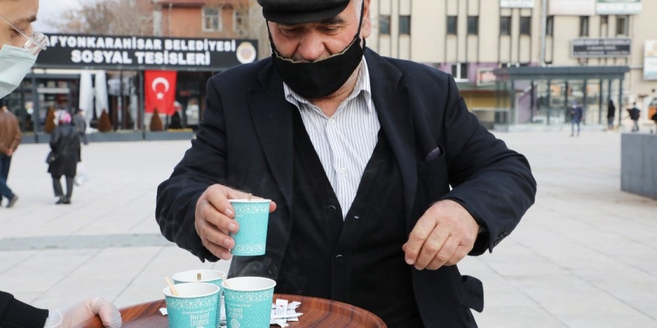 Meydanda Vatandaşa Çay İkram Ettiler