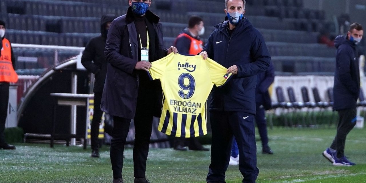 Kadıköy’de Erdoğan Yılmaz’a İmzalı Forma