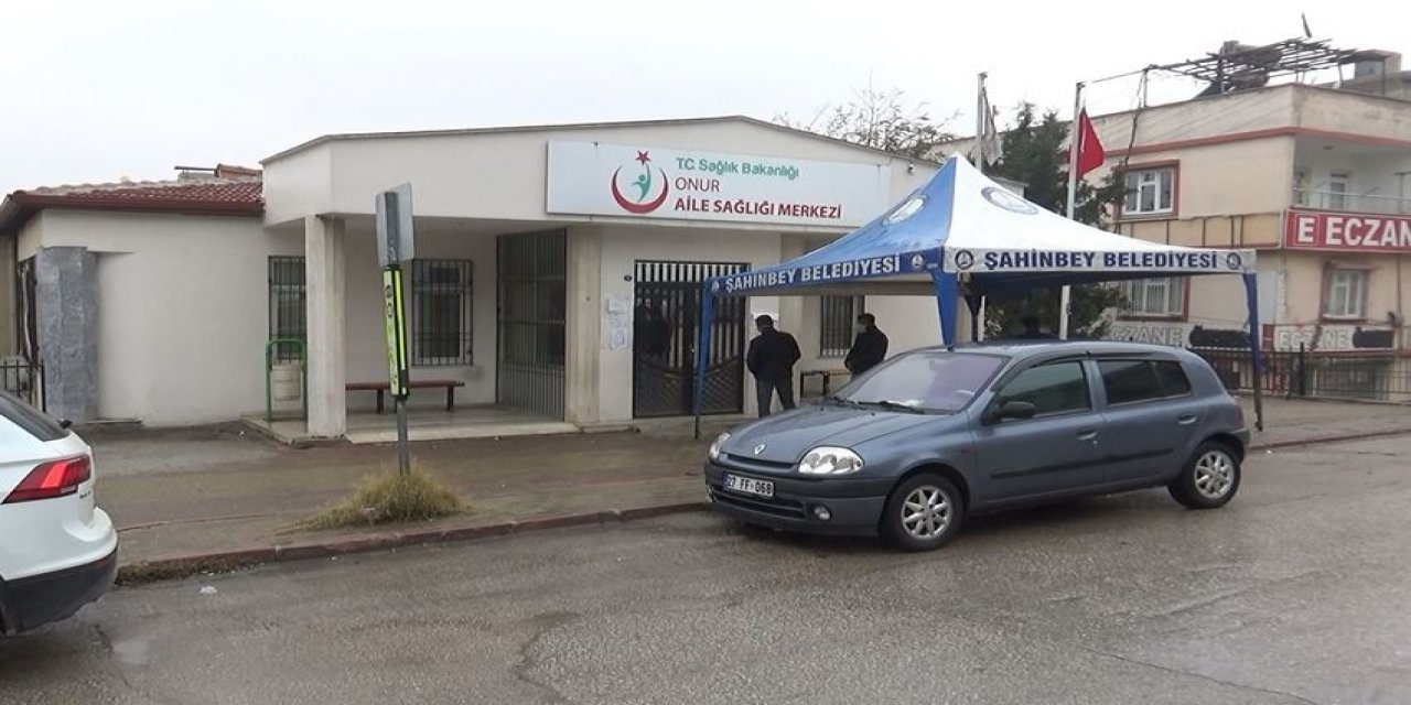 Koronavirüs şüphelisi sahış suya tükürüp doktorun üzerine fırlattı