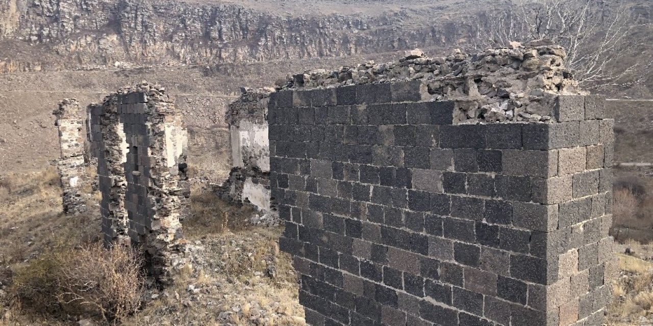 Kars’ta Tarihi Evlerin Sadece İzleri Kaldı