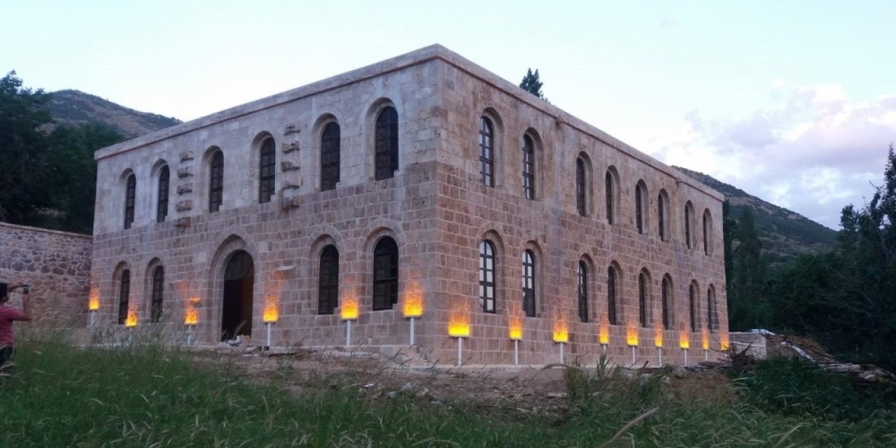 Kayme Sarayı’nın İçki Kutusu Tasarımlarında Kullanılmasına Tepki