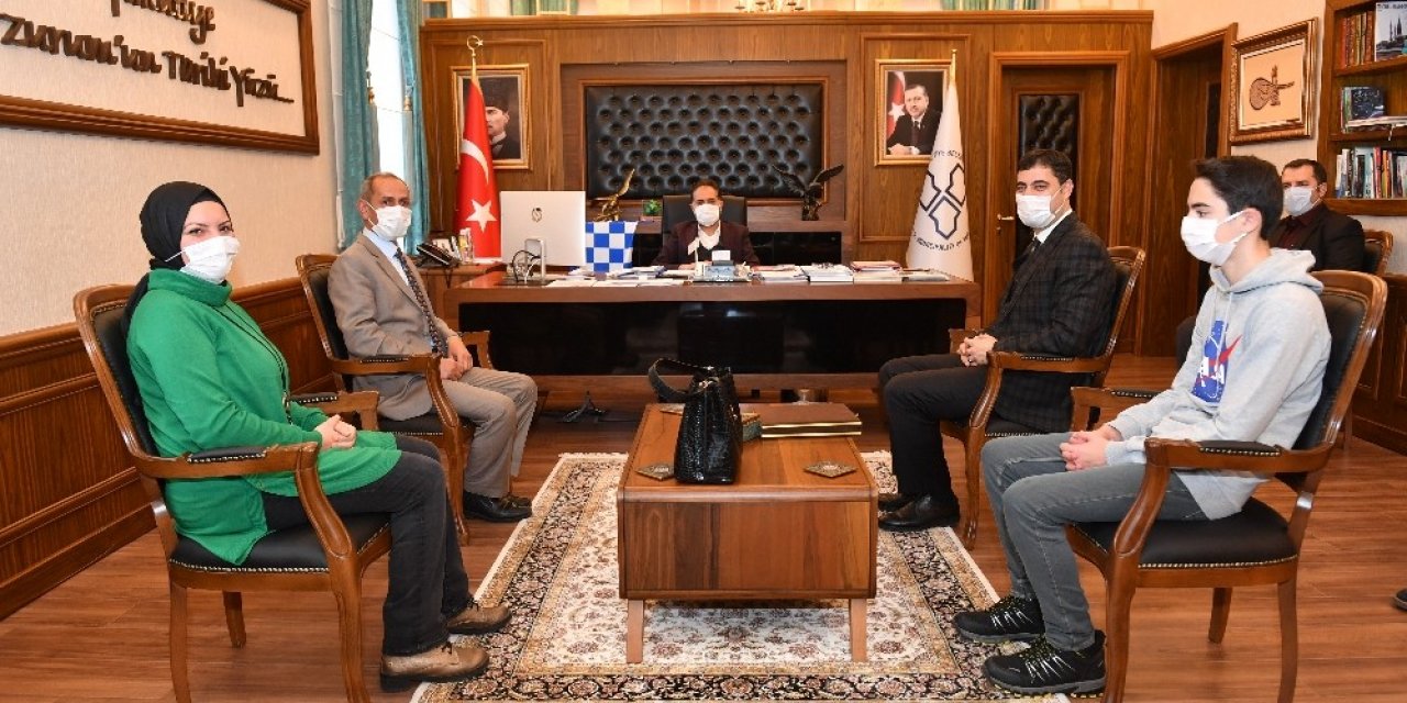 Başkan Uçar Türkiye Birincisi Öğrencileri Ağırladı
