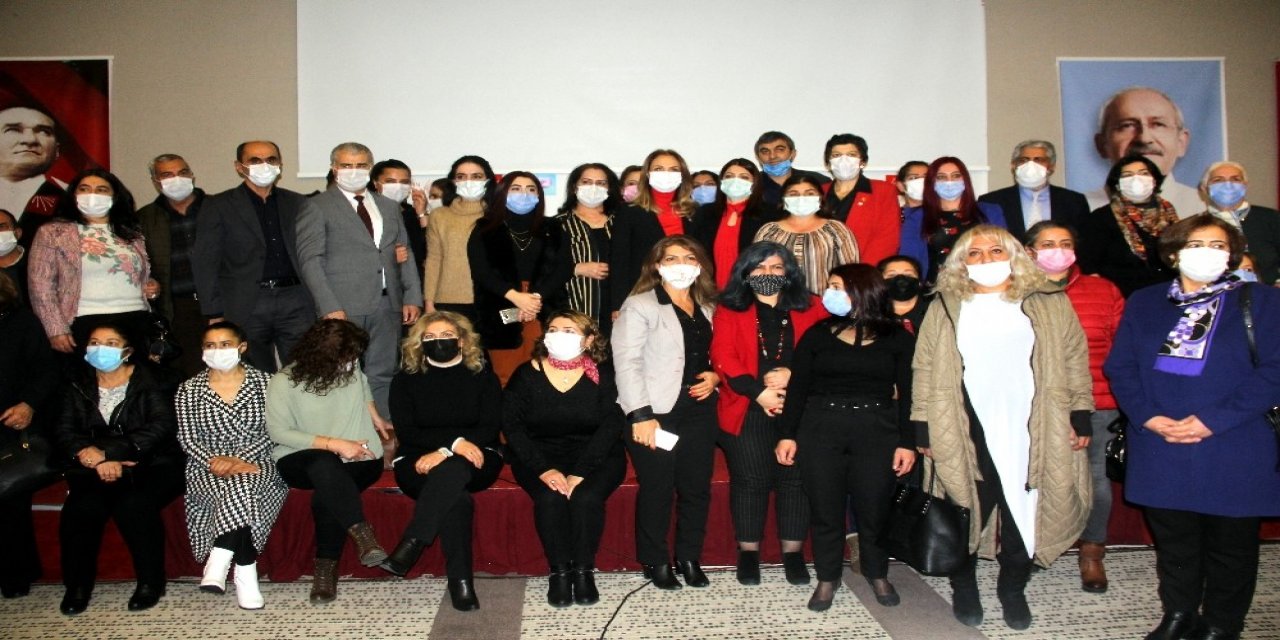 Chp’ye Katılan 107 Kadın Üyeye Rozetleri Takıldı