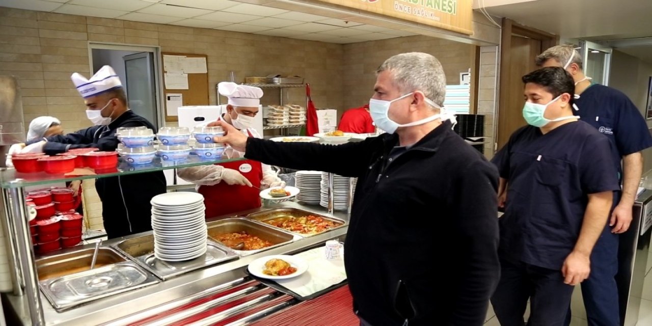 Korona Virüsle Mücadele Kahramanlarına Aşure İkramı